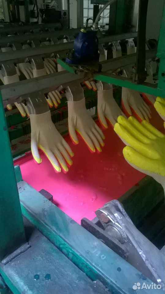 Купить производство перчаток. Станок для производства рабочих перчаток. Станок по производству резиновых перчаток. Станок для нанесения ПВХ на перчатки. Станок для производства перчаток с ПВХ.