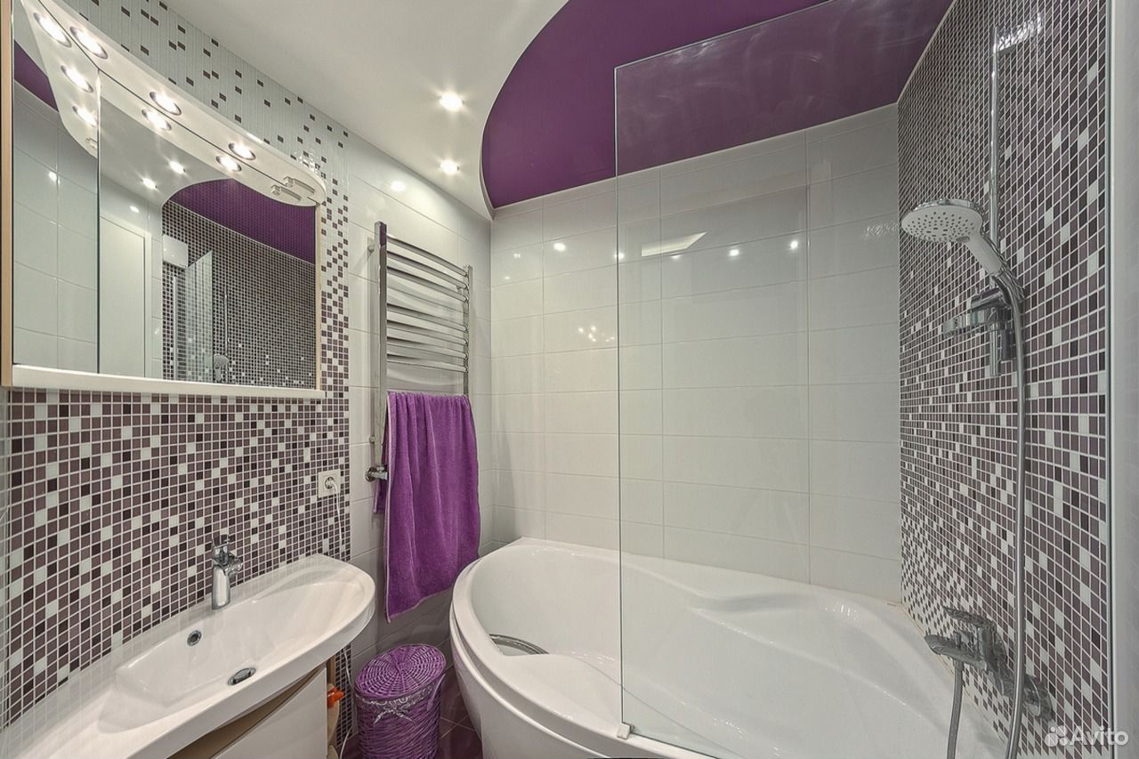 Ванная с фиолетовым потолком