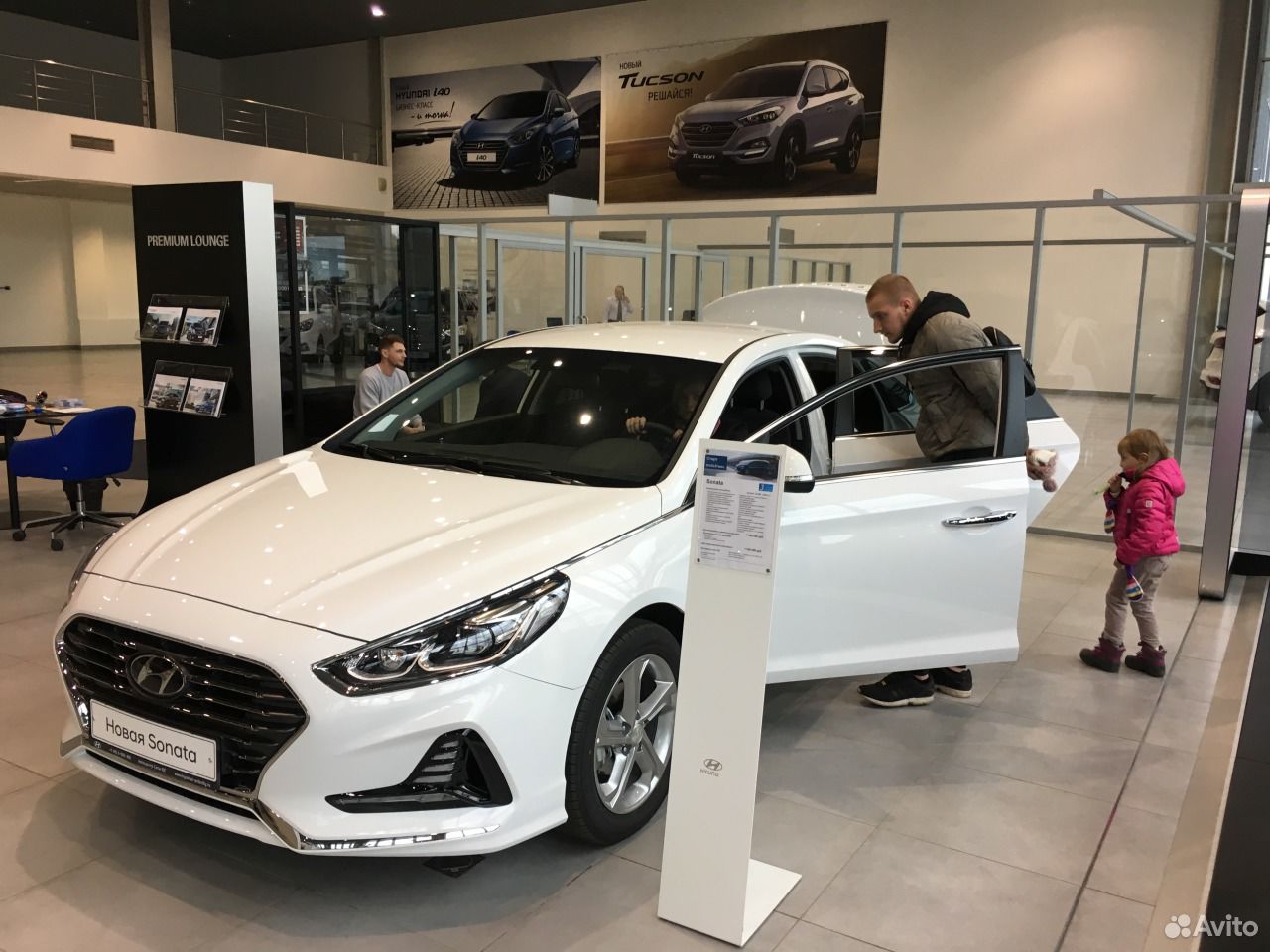 Дилеры хендай в москве. Hyundai Sonata 2019 автосалон. Hyundai Sonata официальный дилер. Соната 2020 в автосалоне. Hyundai Sonata 2021 Москва официальный.