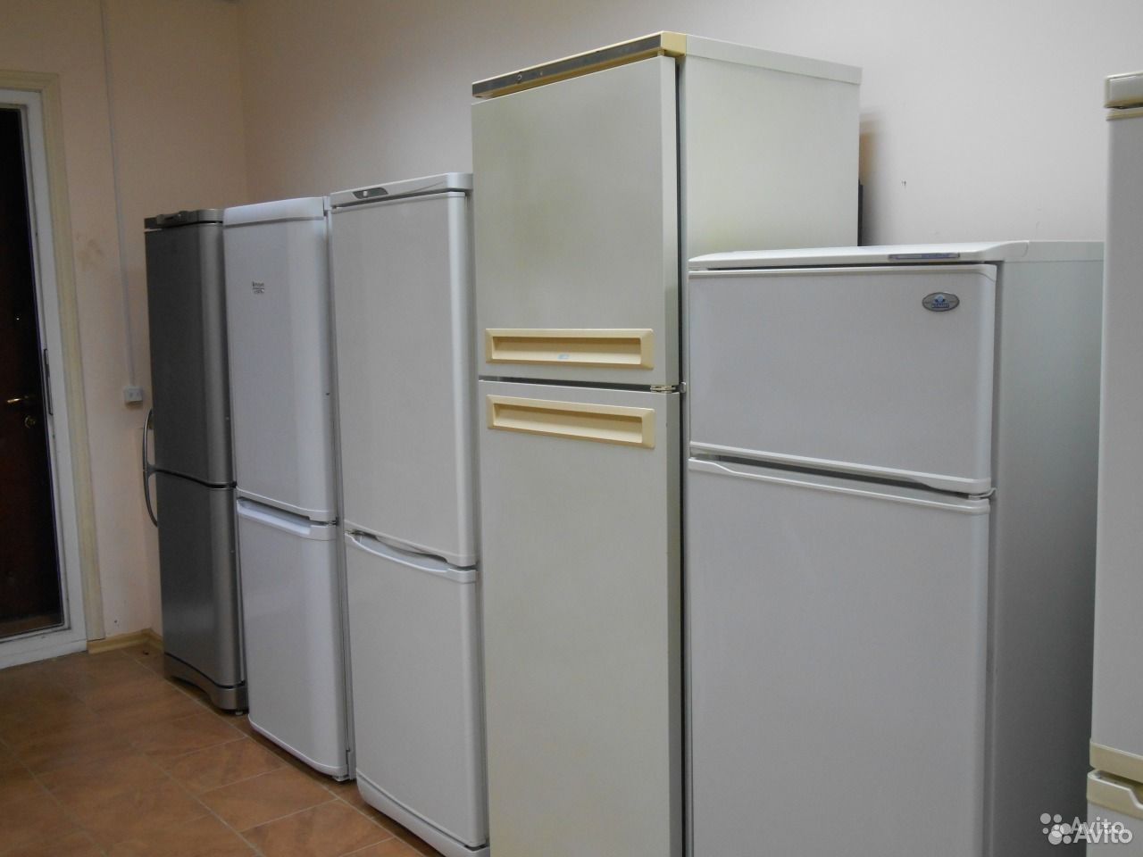 Прием холодильников бу. Скупаем сломанные холодильники. Холодильники в Симферополе. Дверь для морозильной камеры б/у.