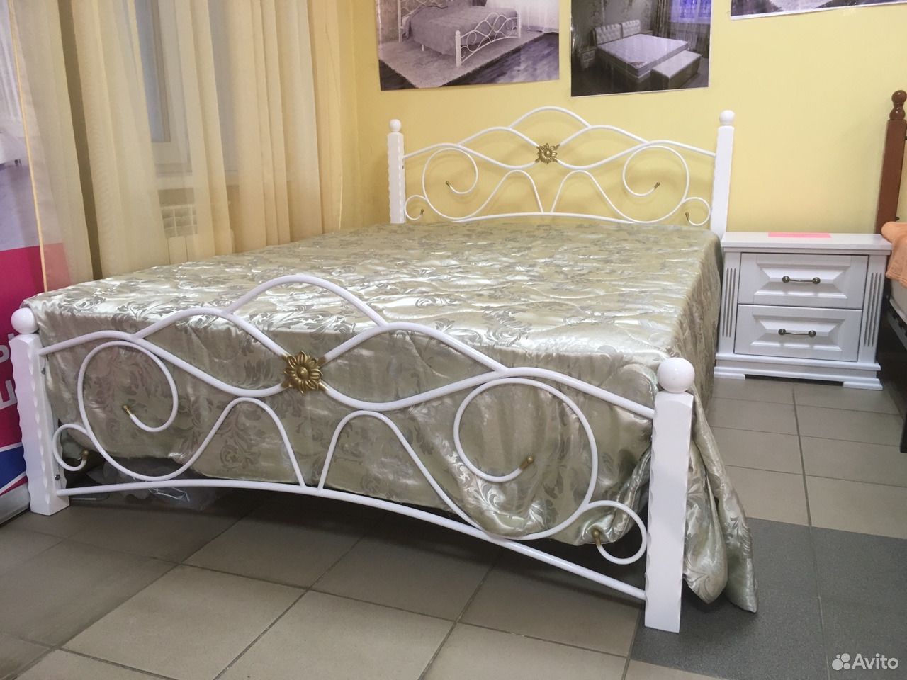 белая кровать с ковкой