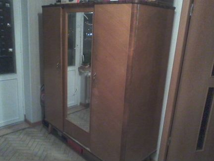 Шкаф - гардероб на ножках 60гг СССР с зеркалом
