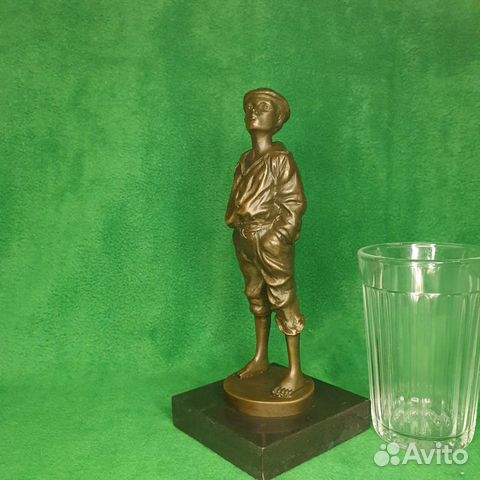 Скульптура из бронзы Мальчик свистящий юнга