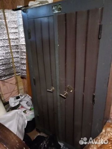 Металлический шкаф сейф