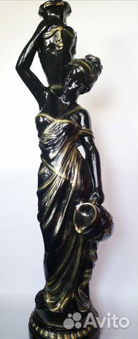 Статуя девушка с кувшином и вазой