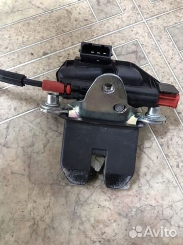 Volkswagen polo sedan замок крышки багажника