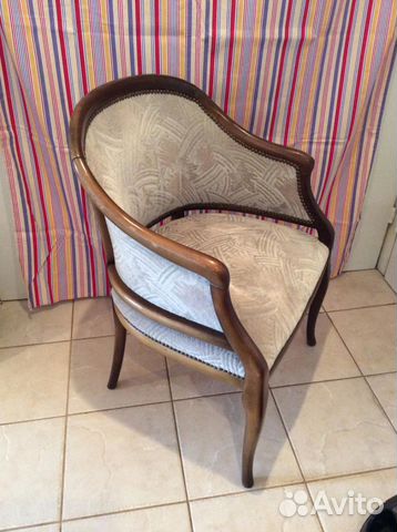 Старинное полукруглое кресло в гостинную — фотография №2