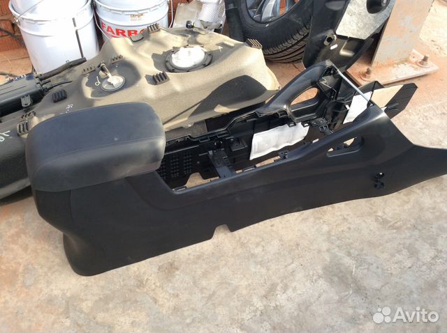 Hyundai IX-35 средняя консоль с подлокотником Hyundai IX-35 средняя консоль с подлокотником