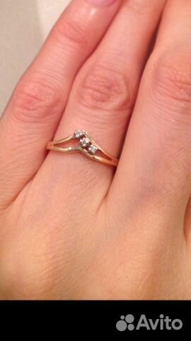 Золотое кольцо с 3-мя бриллиантами