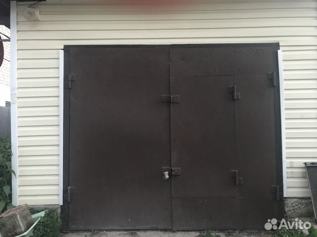 Авито ворота б у. Гаражные ворота советские. Железные ворота для гаража. Черные металлические ворота гаража. Черные ворота в гараж.