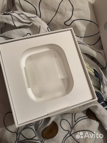 AirPods коробка