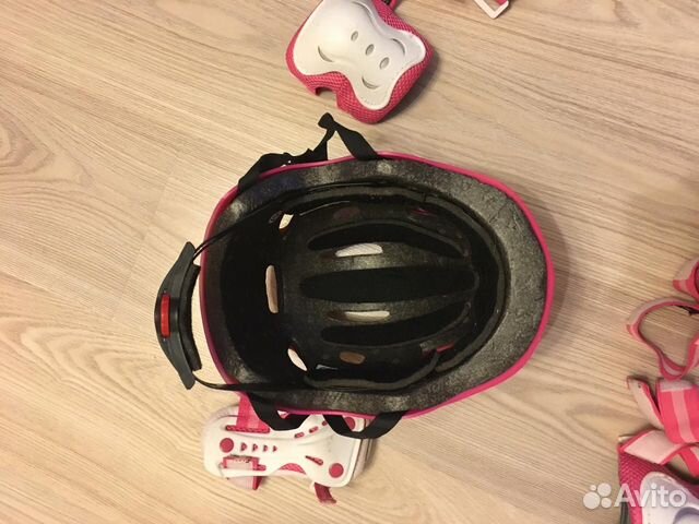 Шлем, наколенники и нарукавники для девочки Шлем, наколенники и нарукавники для девочки