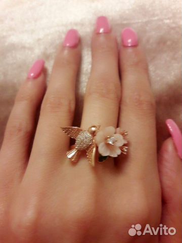 Ювелирное кольцо с перламутром и цирконами