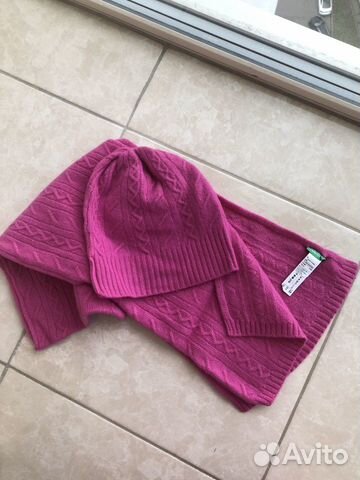 Комплект шапка и шарф фирмы Benetton Комплект шапка и шарф фирмы Benetton