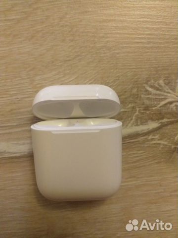 Зарядка/кейс для наушников Apple AirPods