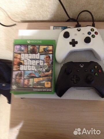 Xbox One s + 2 геймпада и 2 игры 500 gb