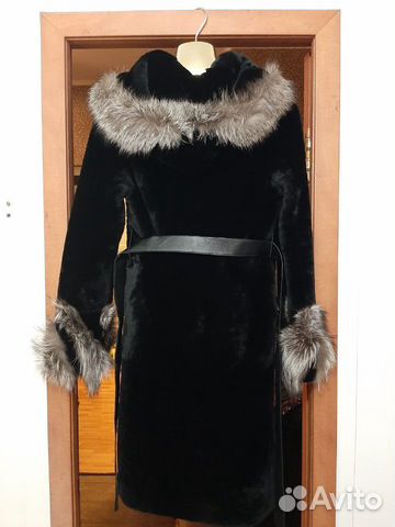 Шуба с капюшоном из мутона с отделкой чернобурка Шуба с капюшоном из мутона с отделкой чернобурка