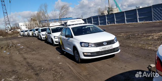 Водитель такси на автомобиле компании Водитель такси на автомобиле компании