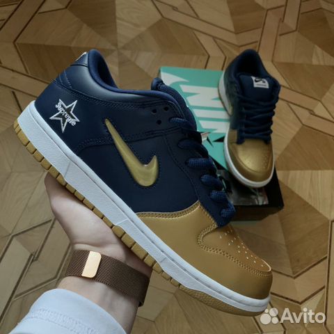 sb dunk low supreme