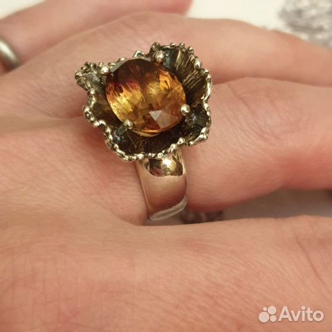 Серебряное кольцо с натуральным топазом Серебряное кольцо с натуральным топазом