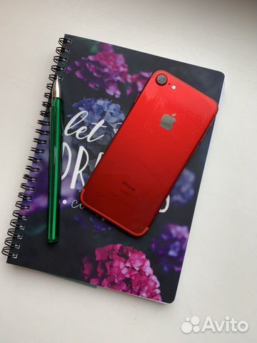 Телефон iPhone 7 в красном корпусе Телефон iPhone 7 в красном корпусе