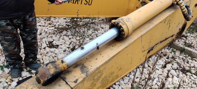 Гидроцилиндр ковша на Komatsu PC400-6 Разборка