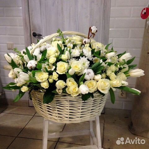 Розы в корзинке, тюльпаны, хризантема