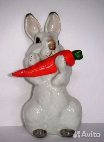 Заяц с морковкой