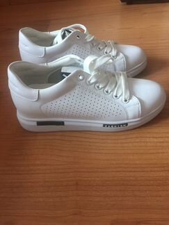 Кроссовки женские