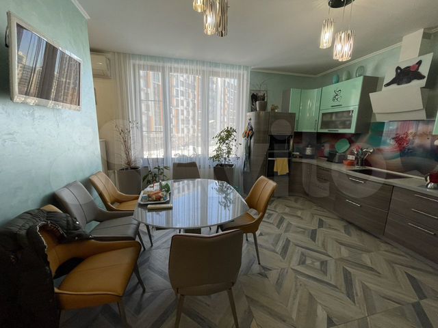 2-к. квартира, 80 м², 2/10 эт.