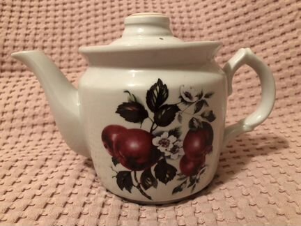 Заварочный чайник, сахарница, кофейные чашки