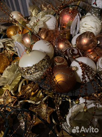 Елочные игрушки, гирлянды, подставка под ёлку