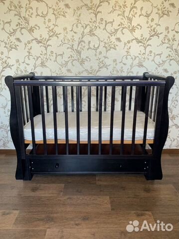 Детская кроватка с маятником и ящиком