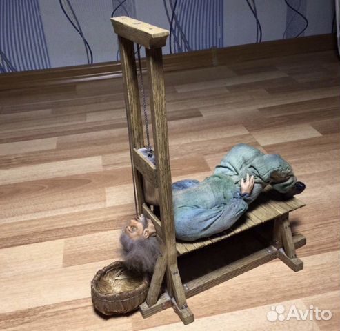 Макет гильотины с преступником, Ручная работа