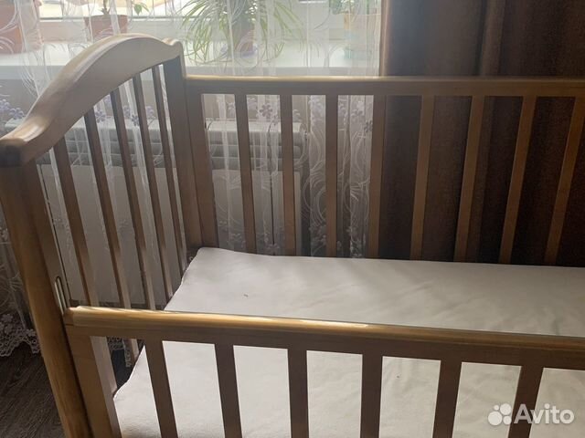 Детская кроватка с маятником и комодом