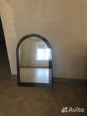 Зеркало в хорошем состоянии в красивом обрамлении