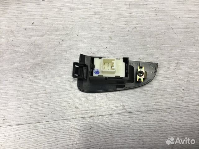 Блок управления стеклоподъемником задний правый