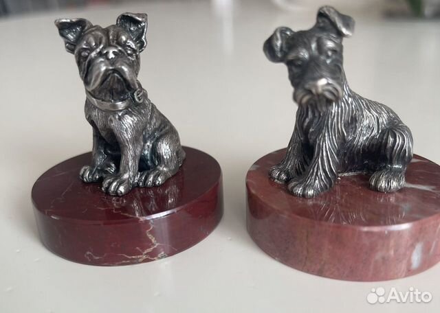 Серебряный сувенир Собака на подставке из яшмы