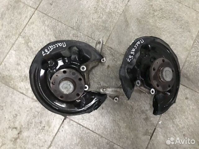 Кулак задний Volkswagen Passat B7