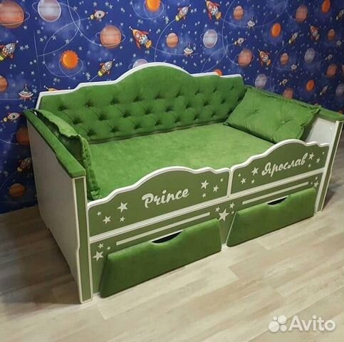 Кроватка с мягкой спинкой и ящиками