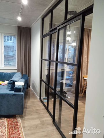 Сдвижная перегородка из металла и стекла