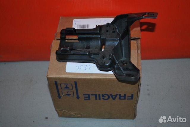 Кронштейн форсунки омывателя Renault Fluence