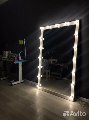 Гримерное зеркало с лампочками