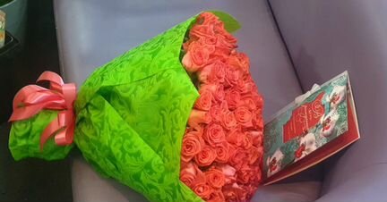 101 Роза яркая коралловая. Доставка