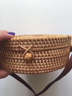 Плетённая круглая сумка из ротанга