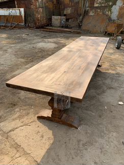 Большой обеденный стол