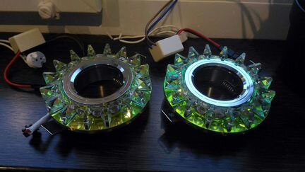 Два светодиодных потолочных светильника