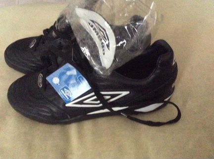 Продаю новые многошиповки umbro