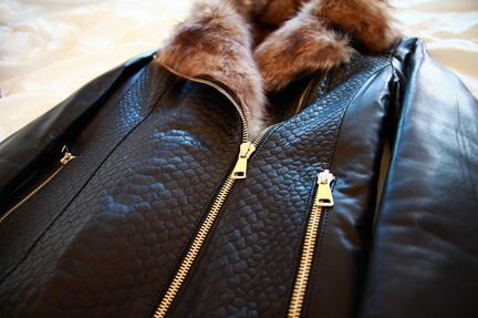 Продаю женскую кожаную дублёнку