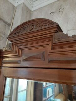 Старинный шкаф с зеркалом